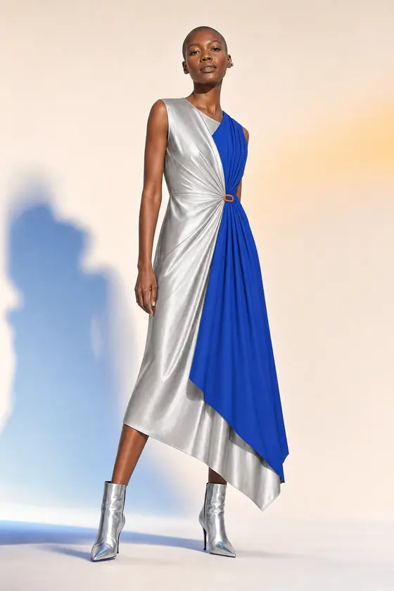 O mesmo modelo usando o vestido prateado e azul-cobalto